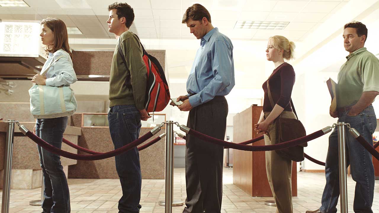 Поменяться делами. Stand in a queue. Картинки people Bank. Stand in line. Банк США отделение очередь.